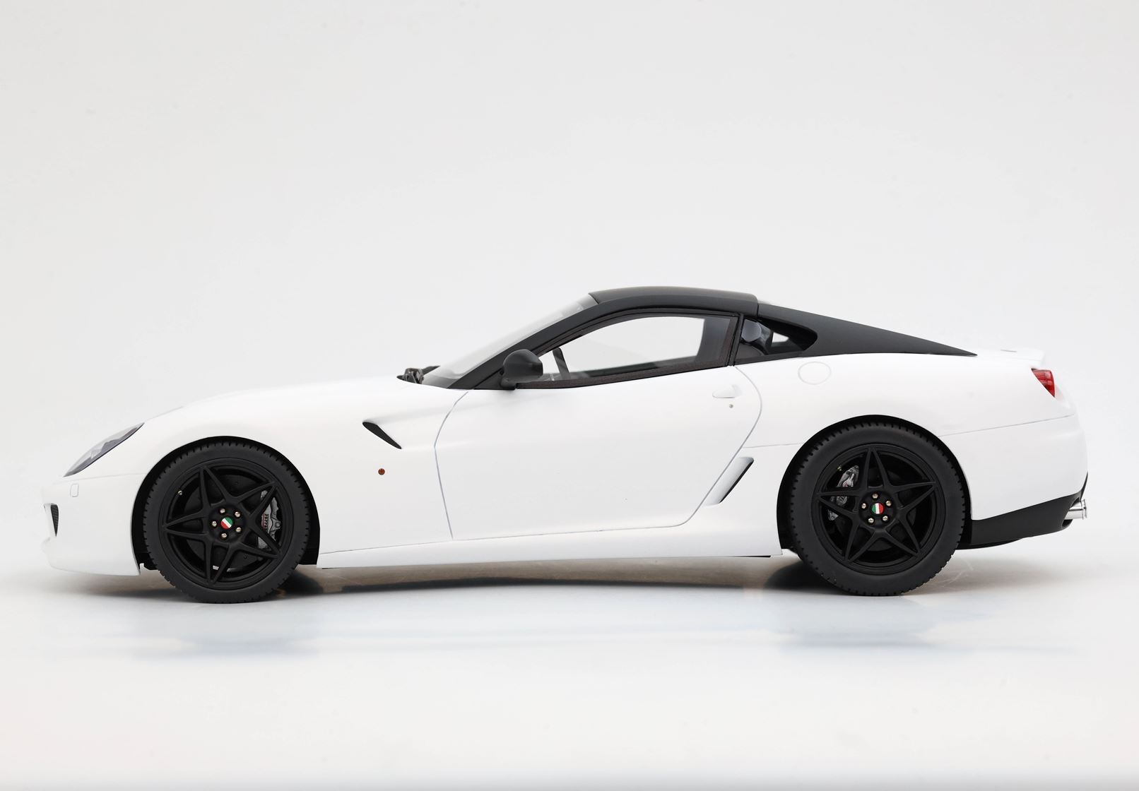 FERRARI 599 GTB FIORANO 2006 CAMBIO AUTOMATICO - MADE IN ITALY BIANCO OPACO - Vroomi