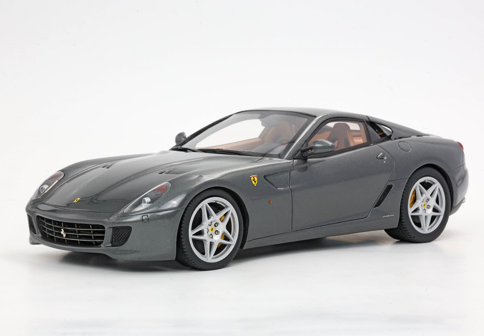 FERRARI 599 GTB FIORANO 2006 CAMBIO MANUALE- MADE IN ITALY GRIGIO SILVERSTONE INTERNI COLOR CUOIO - Vroomi