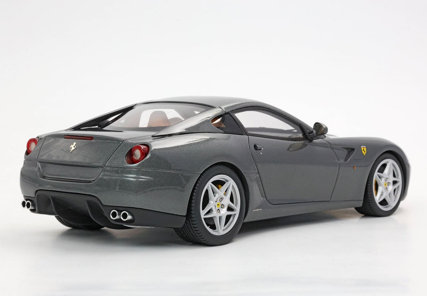 FERRARI 599 GTB FIORANO 2006 CAMBIO MANUALE- MADE IN ITALY GRIGIO SILVERSTONE INTERNI COLOR CUOIO - Vroomi