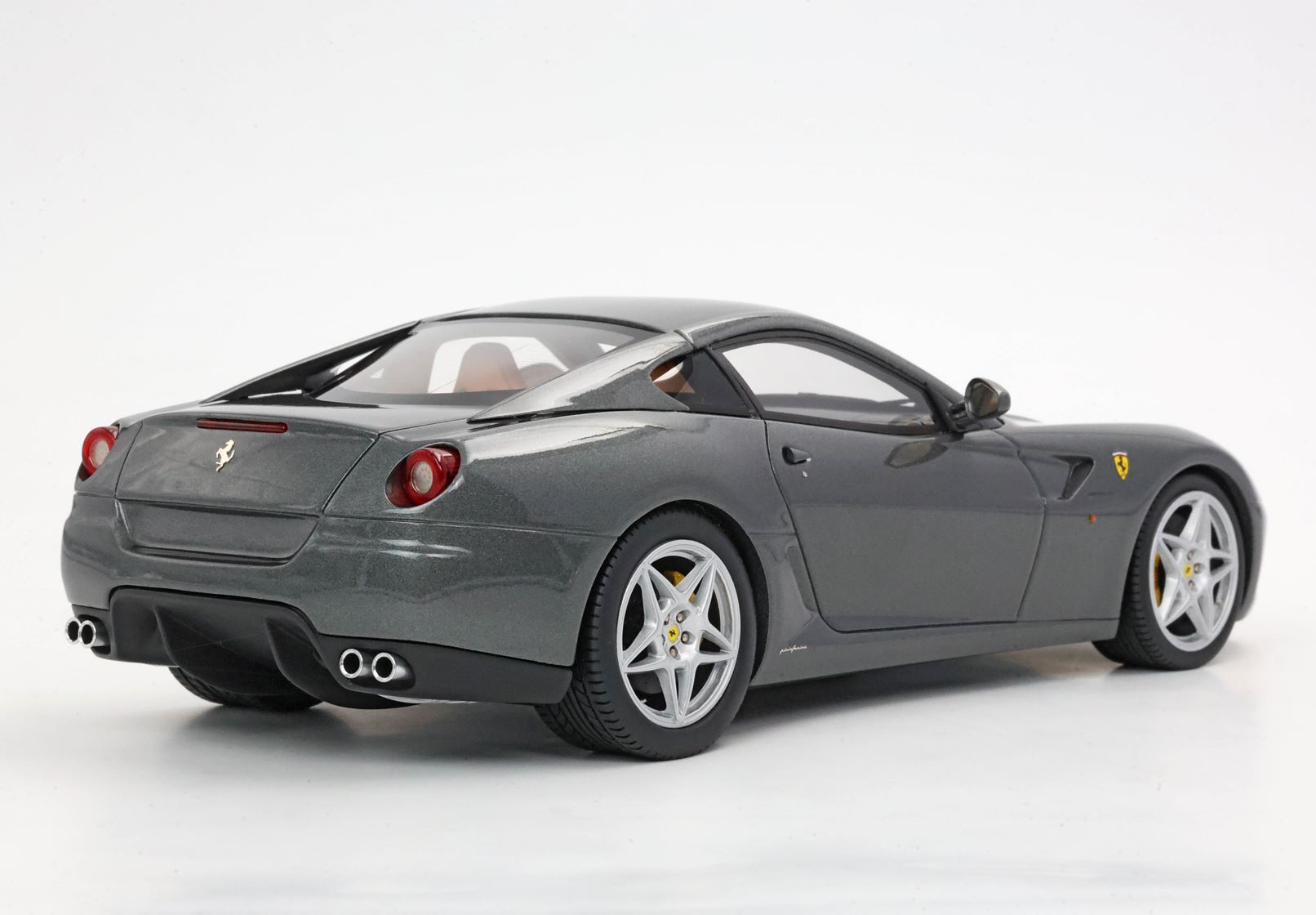 FERRARI 599 GTB FIORANO 2006 CAMBIO MANUALE- MADE IN ITALY GRIGIO SILVERSTONE INTERNI COLOR CUOIO - Vroomi
