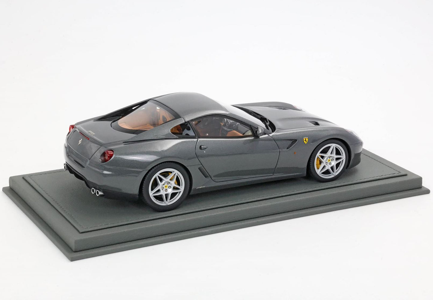 FERRARI 599 GTB FIORANO 2006 CAMBIO MANUALE- MADE IN ITALY GRIGIO SILVERSTONE INTERNI COLOR CUOIO - Vroomi