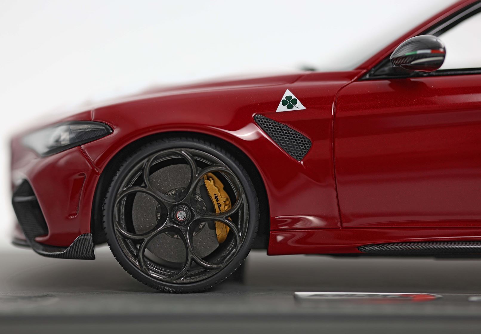 ALFA ROMEO GIULIA GTA SPECIAL VERSION ROSSO COMPETIZIONE - LOGO ALFA ROMEO E SPOILER POSTERIORE - Vroomi