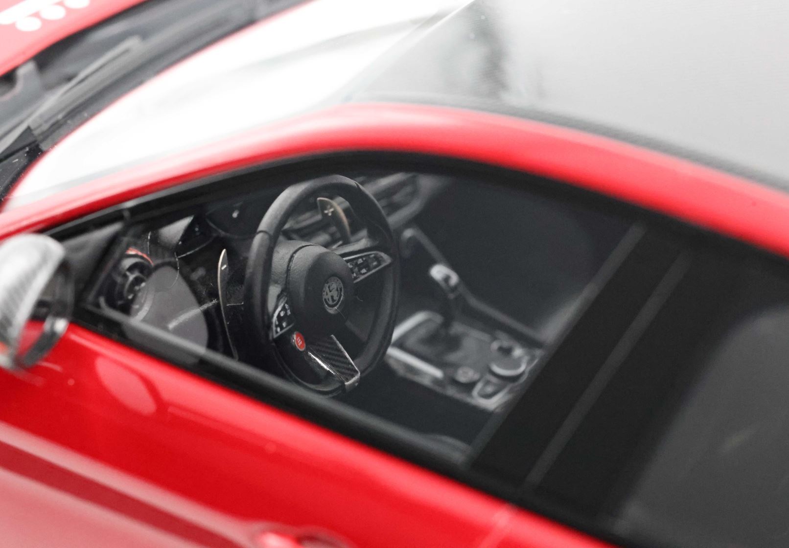 ALFA ROMEO GIULIA GTA SPECIAL VERSION ROSSO COMPETIZIONE - LOGO ALFA ROMEO E SPOILER POSTERIORE - Vroomi