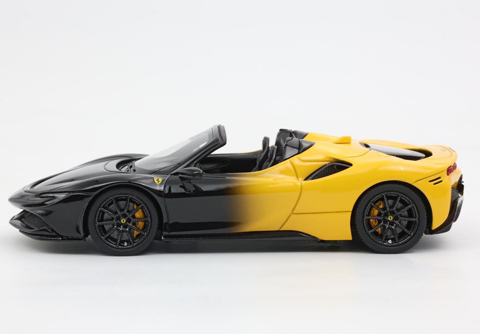 FERRARI SF90 SPIDER BICOLOR GIALLO MODENA - NEW BLACK DAYTONA - Vroomi