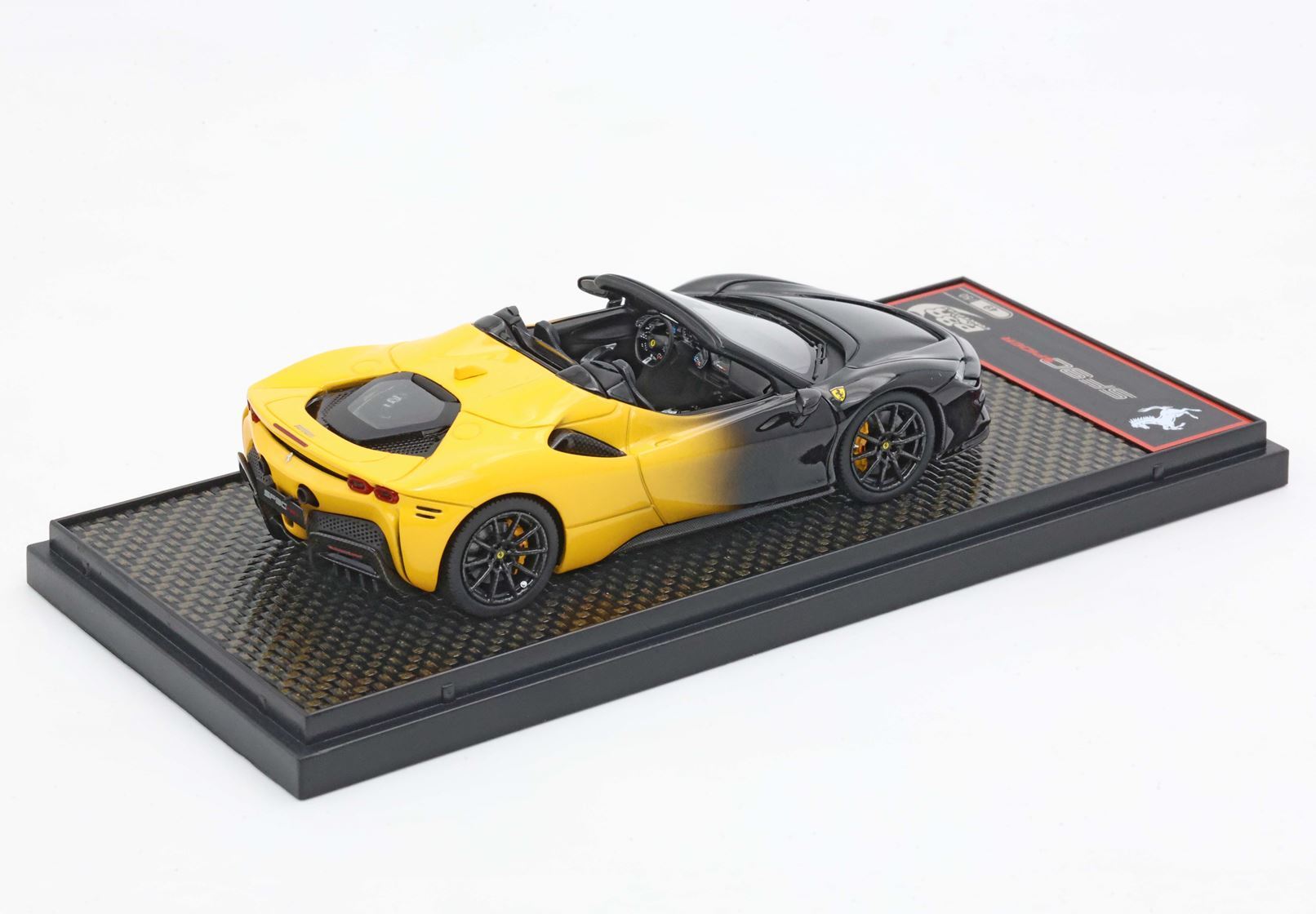 FERRARI SF90 SPIDER BICOLOR GIALLO MODENA - NEW BLACK DAYTONA - Vroomi