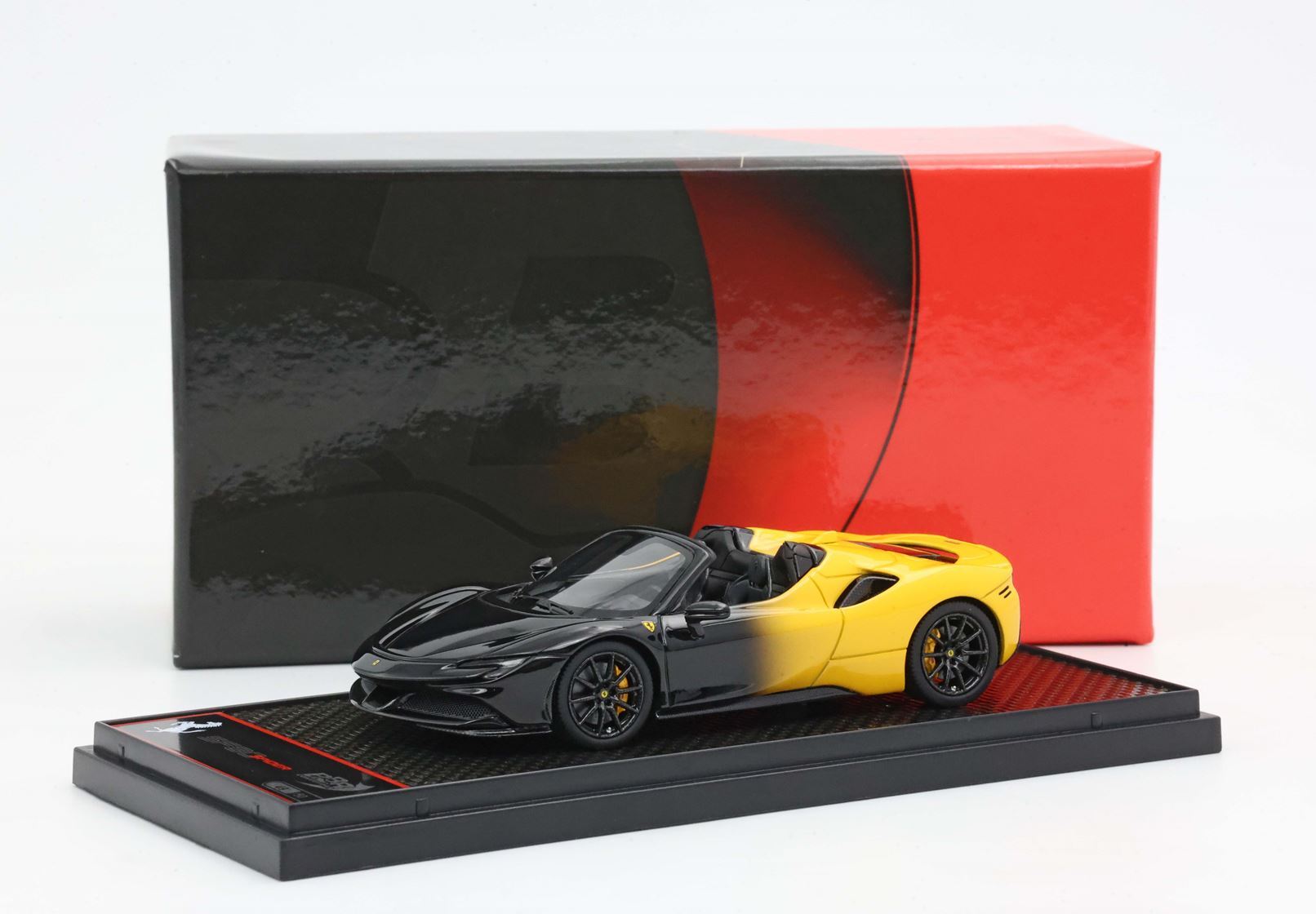 FERRARI SF90 SPIDER BICOLOR GIALLO MODENA - NEW BLACK DAYTONA - Vroomi
