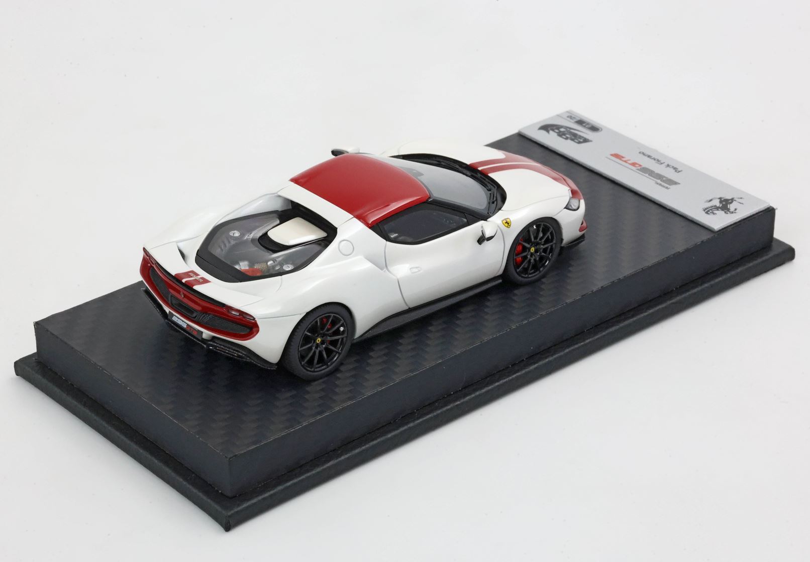 FERRARI 296 ASSETTO FIORANO BIANCO FUJI LUCIDO E TETTO ROSSO SCURO - Vroomi