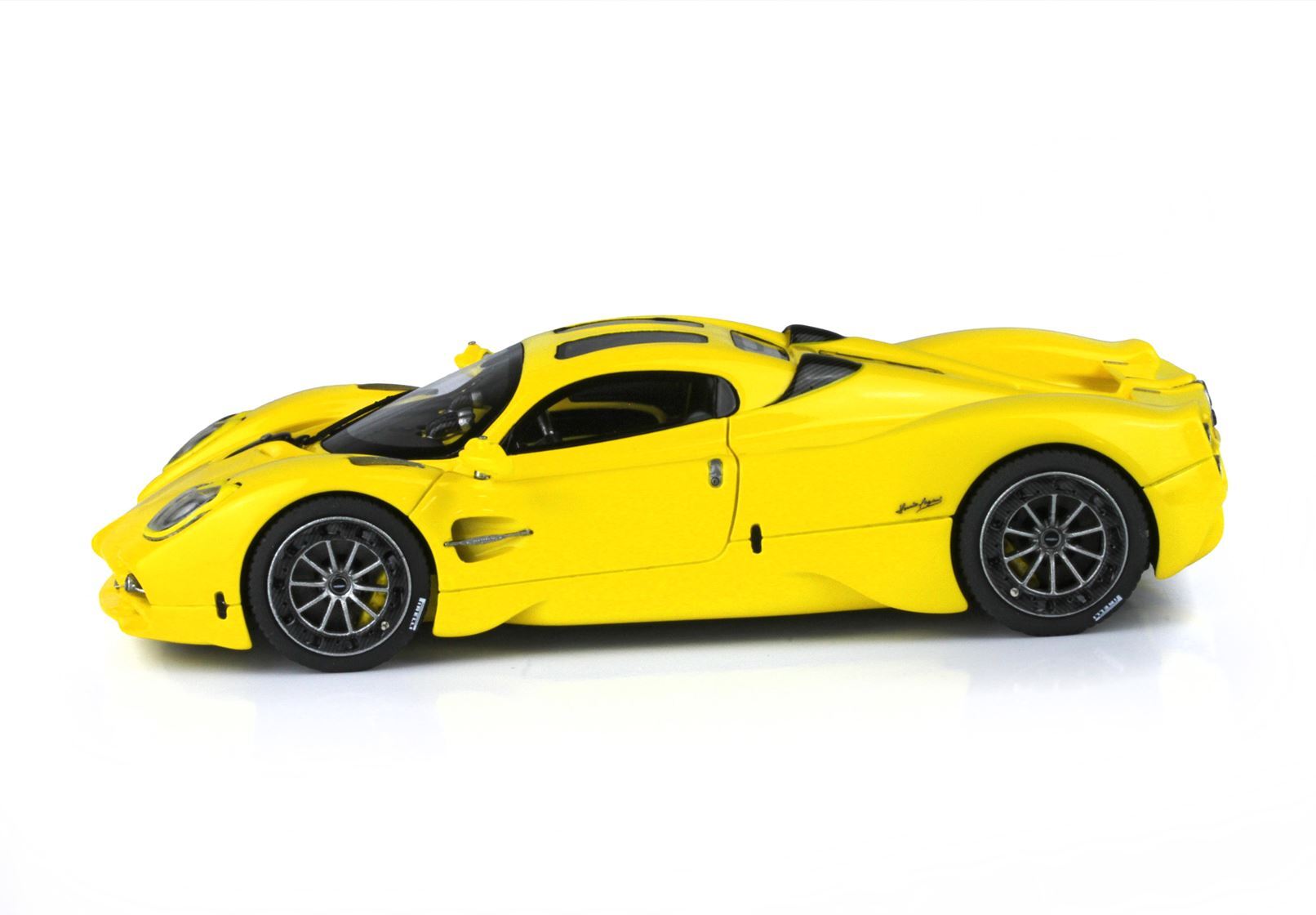 PAGANI UTOPIA GIALLO - Vroomi