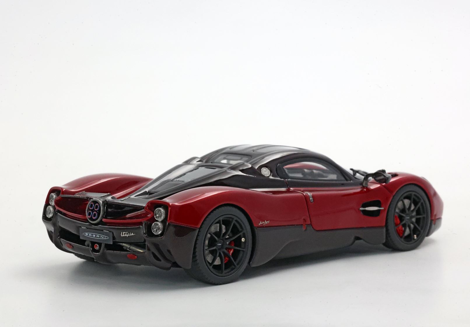 PAGANI UTOPIA ROSSO DUBAI - Vroomi
