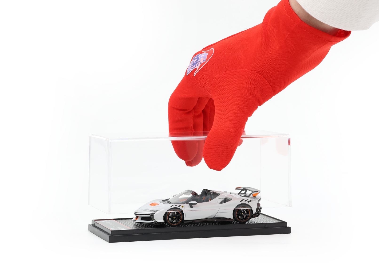 FERRARI SF90 XX SPIDER BIANCO ARTICO - Vroomi