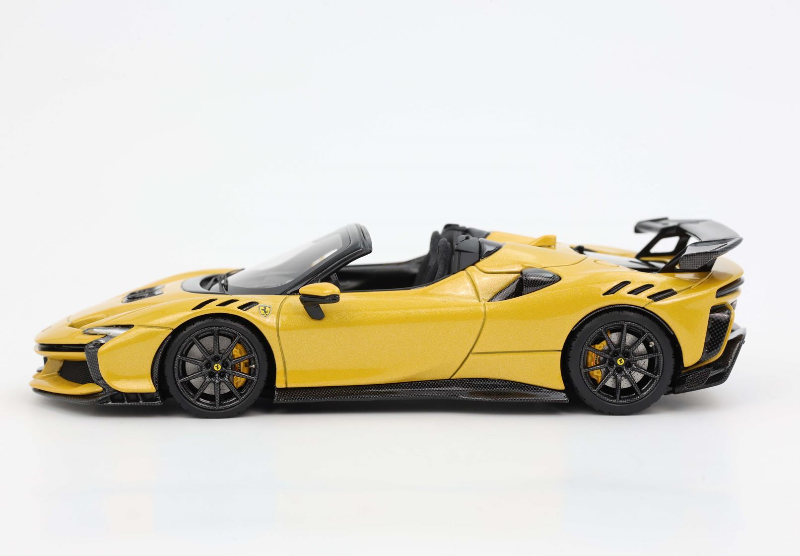 FERRARI SF90 XX SPIDER CERCHI CARBONIO GIALLO MONTECARLO - Vroomi