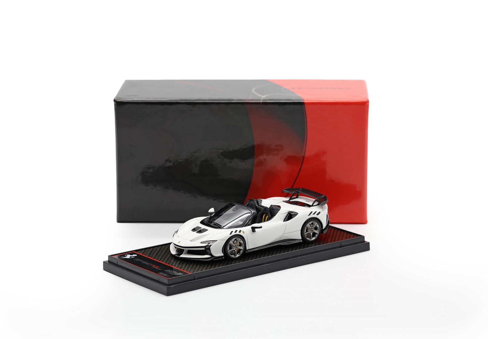 FERRARI SF90 XX SPIDER BIANCO CERVINO - Vroomi