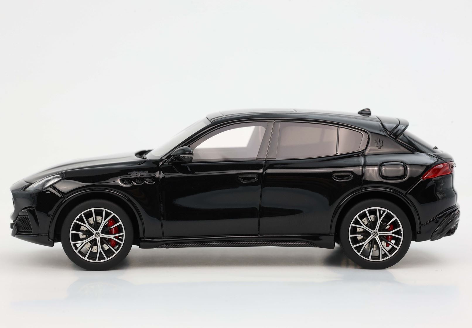 MASERATI GRECALE TROFEO 2022 NERO TEMPESTA - Vroomi