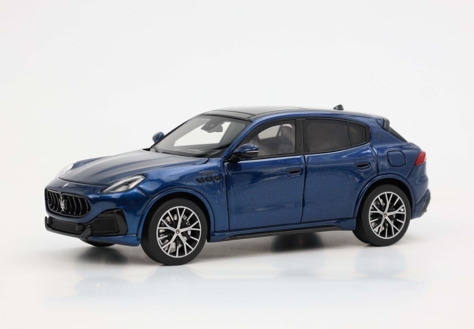 MASERATI GRECALE TROFEO 2022 BLU NOBILE - Vroomi