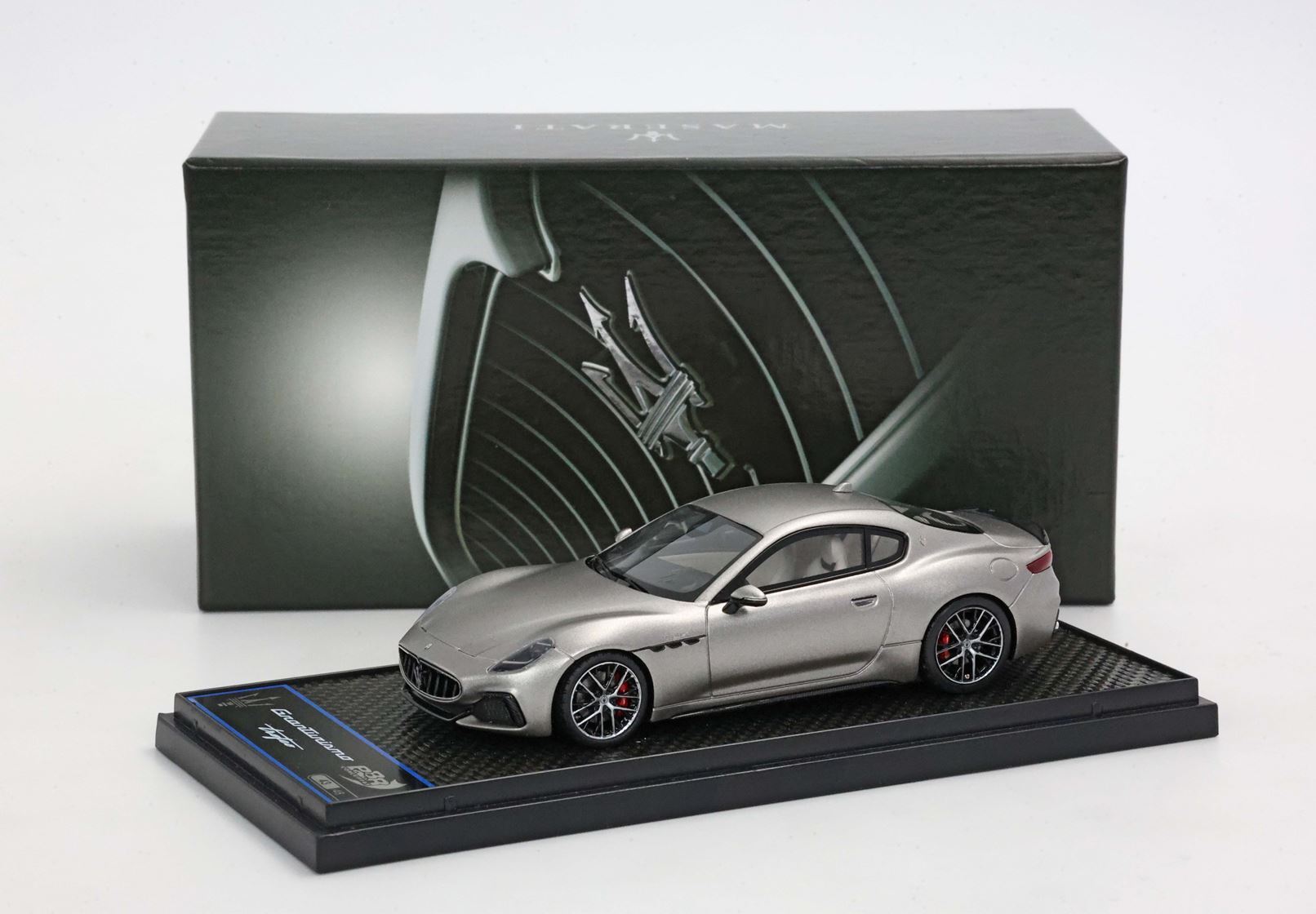 MASERATI GRANTURISMO TROFEO 2023 GRIGIO MARATEA MATT - Vroomi