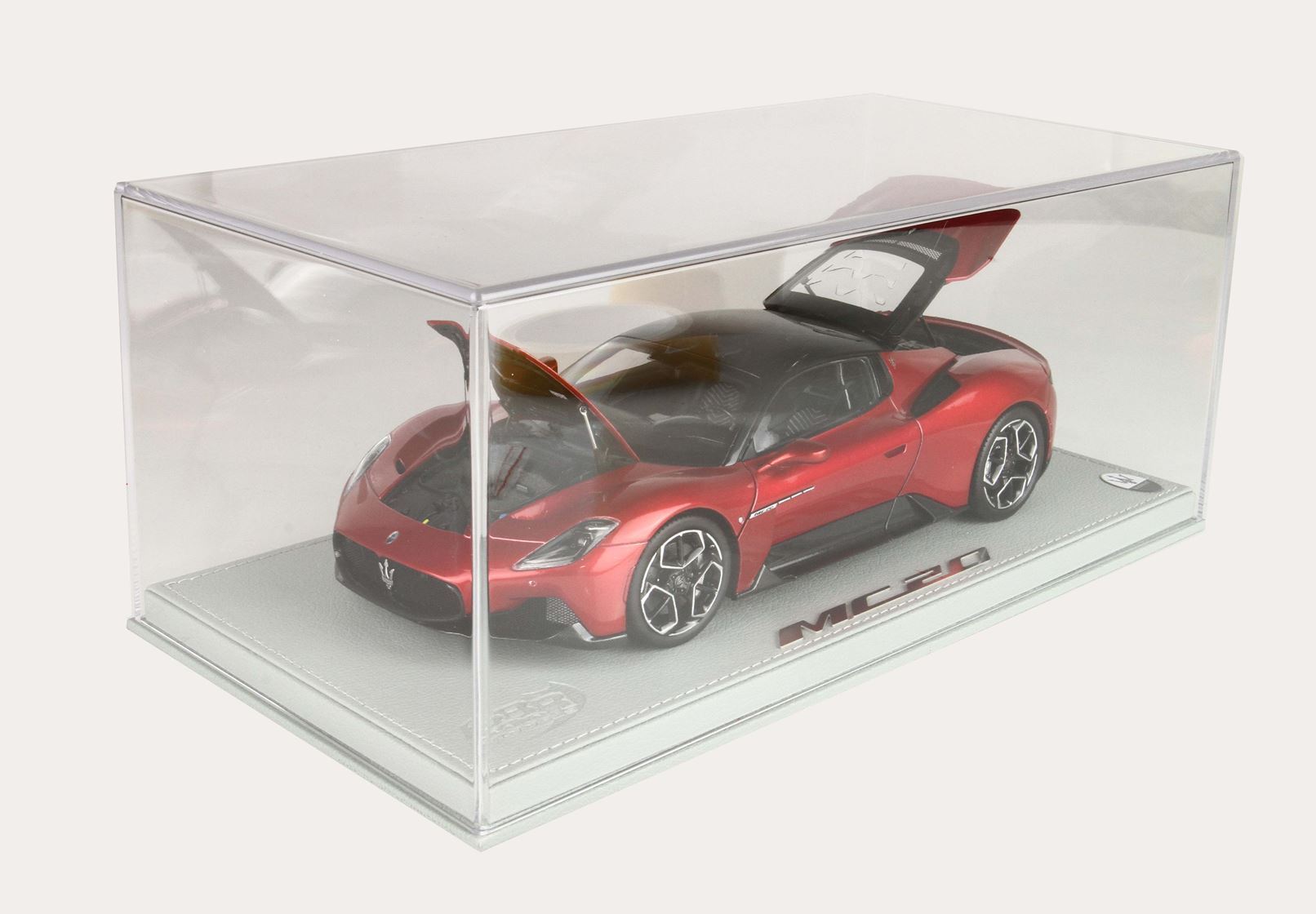 MASERATI MC20 ROSSO VINCENTE METALLIZATO TETTO NERO - DIECAST FULL OPEN - CONFEZIONE CON VETRINA INCLUSA - Vroomi