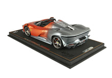 FERRARI DAYTONA SP3 SERIE ICONA GRIGIO METALLIZATO OPACO E ARANCIO MET - Vroomi