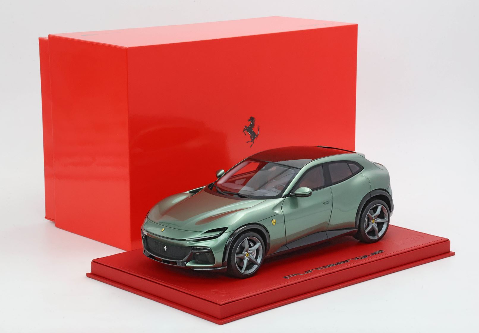 FERRARI PUROSANGUE AUTO PERSONALE PIERO LARDI FERRARI VERDE DORA - TETTO CARBONIO - BASE ROSSA IN PELLE - Vroomi