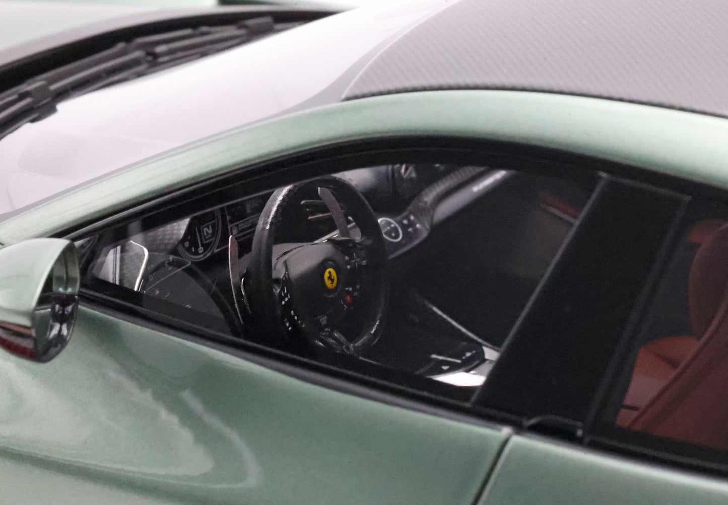 FERRARI PUROSANGUE AUTO PERSONALE PIERO LARDI FERRARI VERDE DORA - TETTO CARBONIO - BASE ROSSA IN PELLE - Vroomi