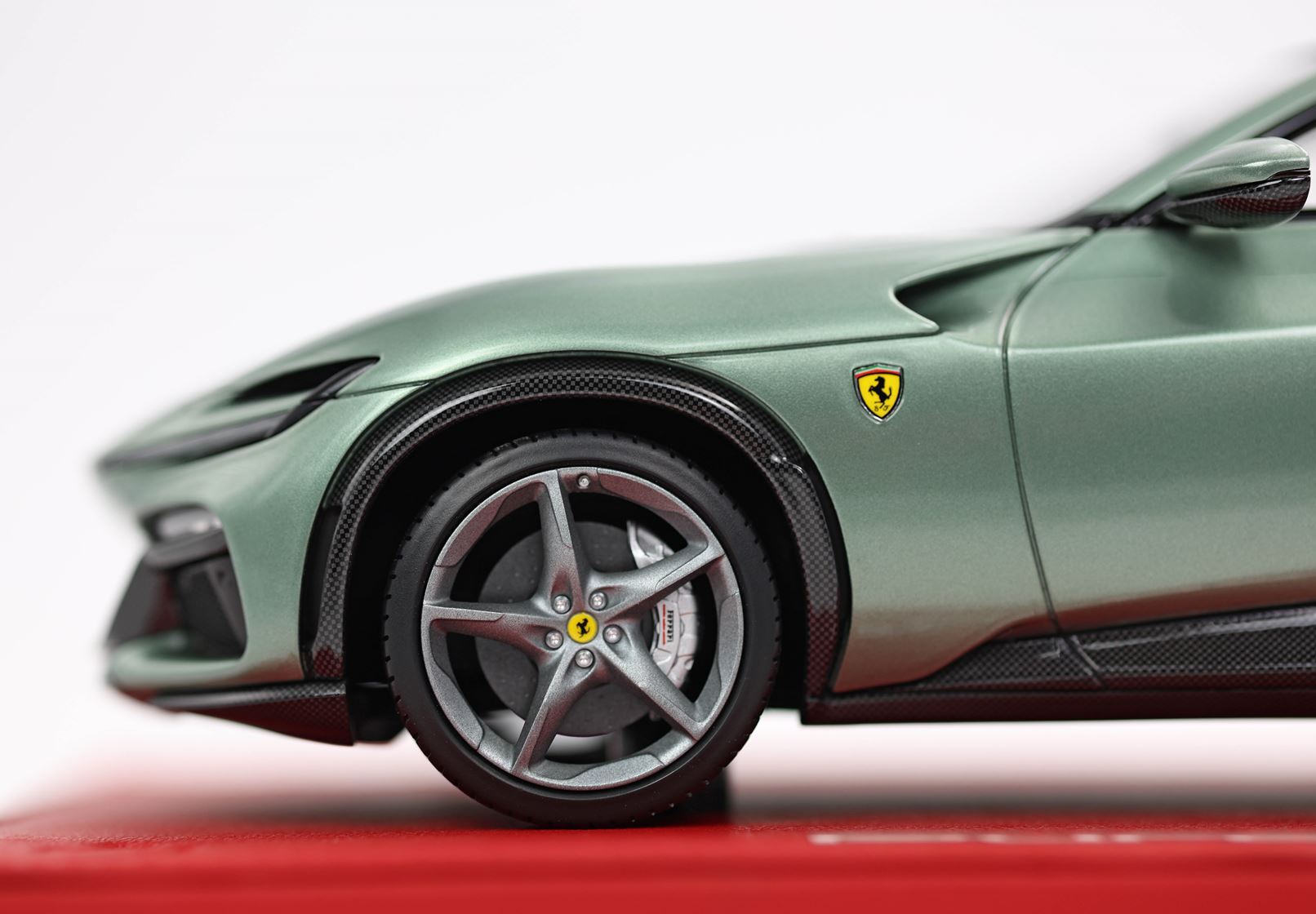 FERRARI PUROSANGUE AUTO PERSONALE PIERO LARDI FERRARI VERDE DORA - TETTO CARBONIO - BASE ROSSA IN PELLE - Vroomi