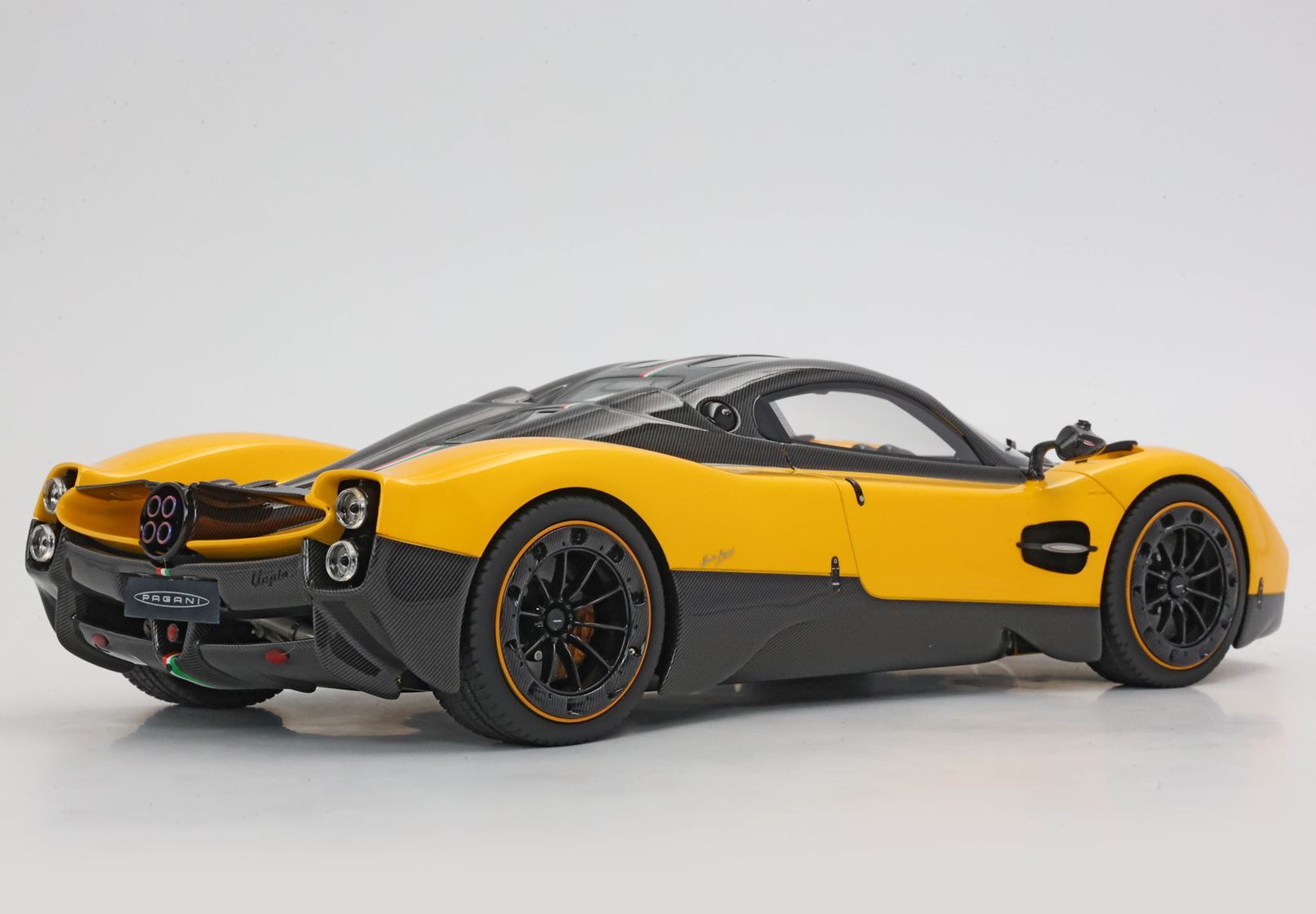 PAGANI UTOPIA GIALLO GINEVRA - Vroomi