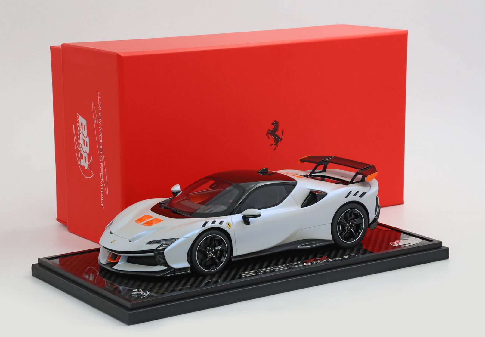 FERRARI SF90 XX STRADALE ONDA MARINA CON TETTO NERO - Vroomi