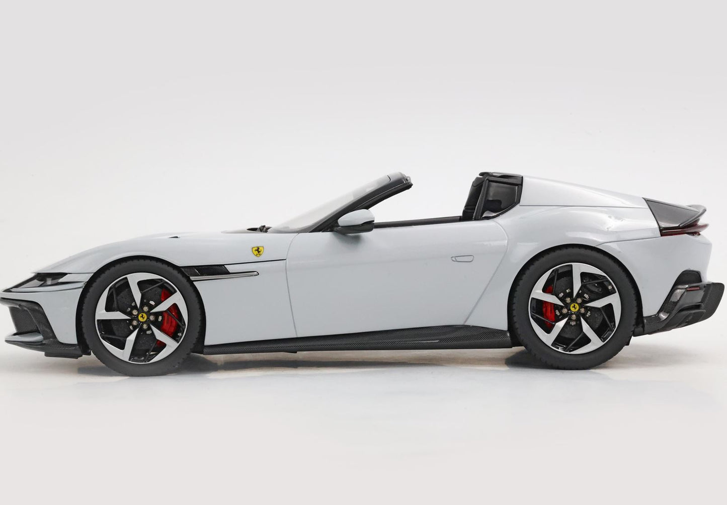 FERRARI 12CILINDRI SPIDER BIANCO ARTICO - CERCHI NERO LUCIDO E SILVER - Vroomi