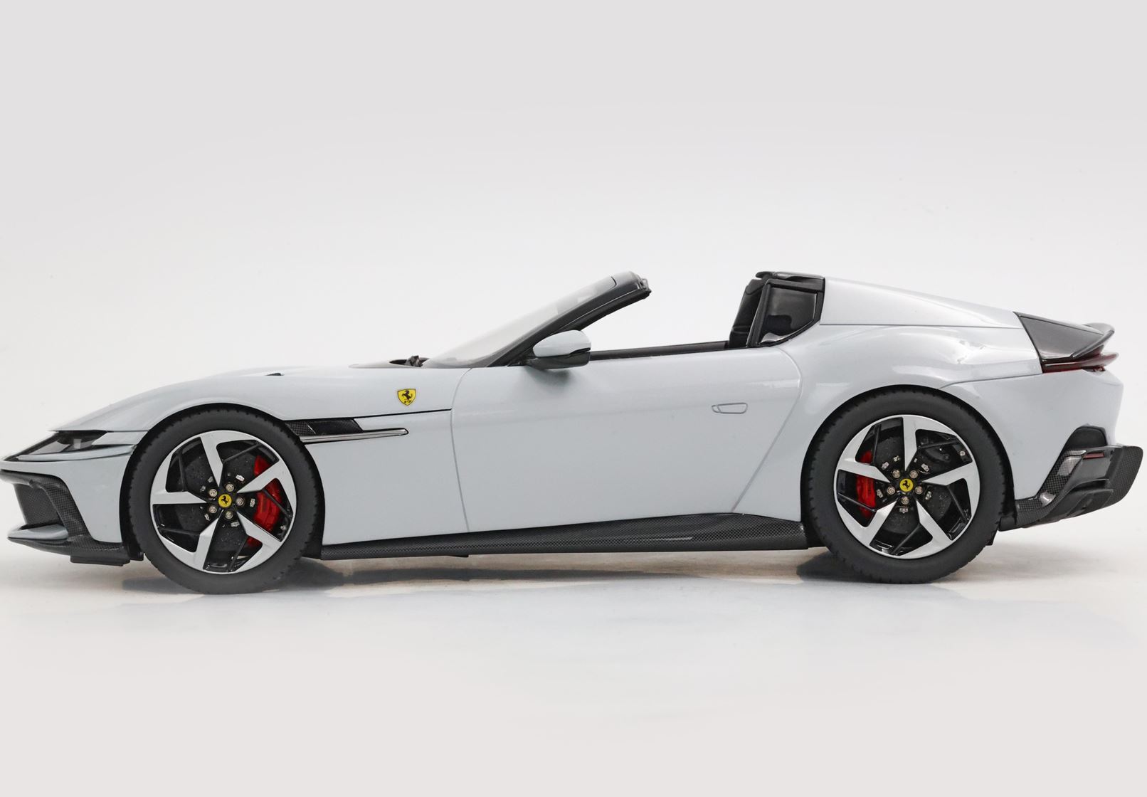 FERRARI 12CILINDRI SPIDER BIANCO ARTICO - CERCHI NERO LUCIDO E SILVER - Vroomi