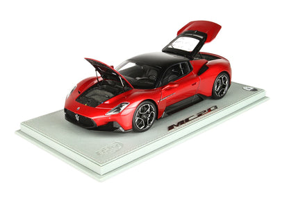 MASERATI MC20 ROSSO VINCENTE METALLIZATO TETTO NERO - DIECAST FULL OPEN - CONFEZIONE CON VETRINA INCLUSA - Vroomi