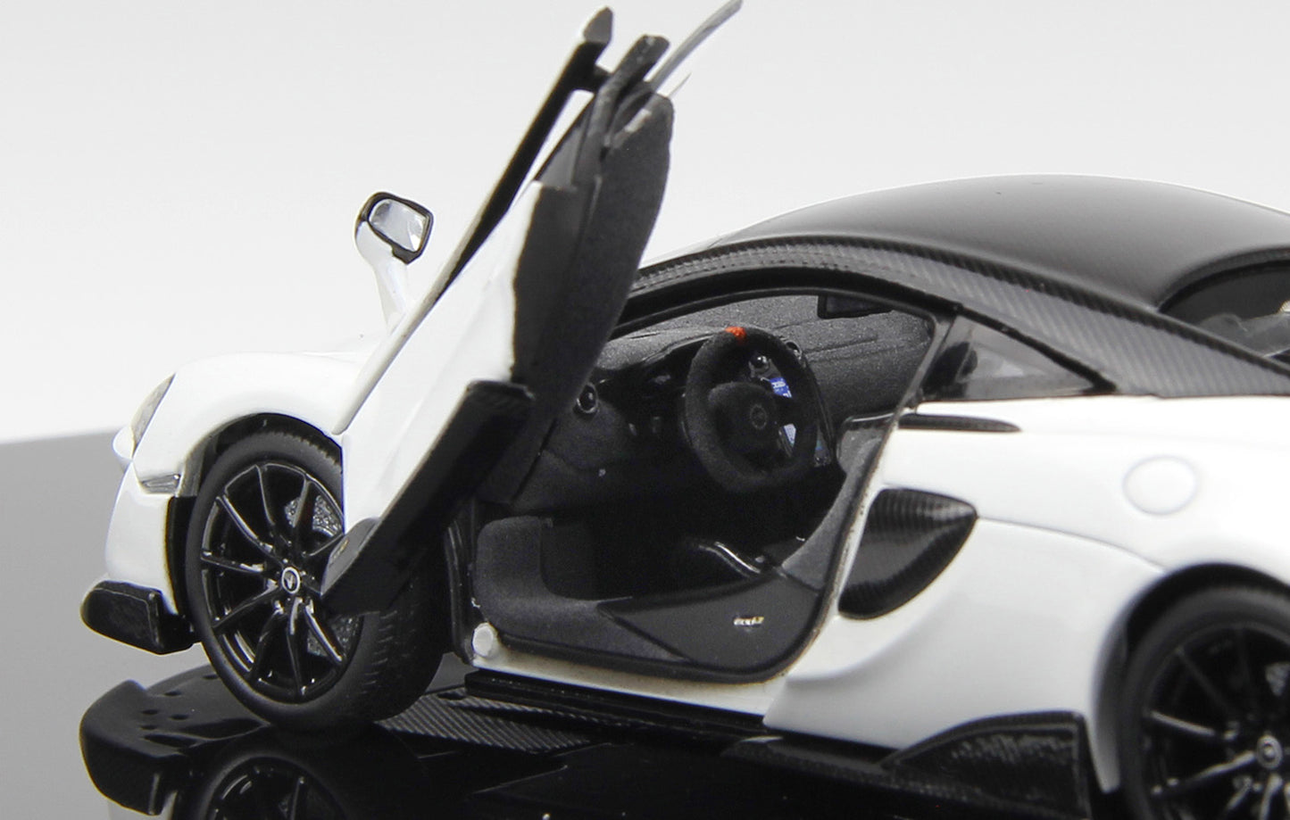 McLAREN 600LT WHITE