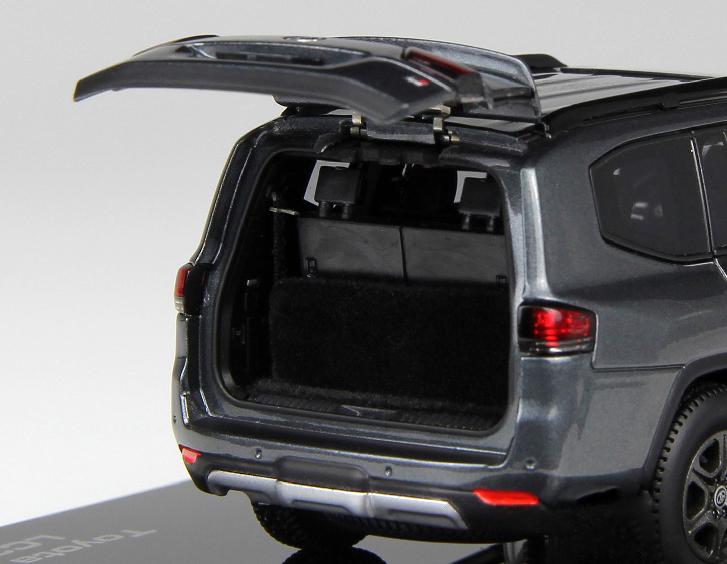 TOYOTA LAND CRUISER 300-GR SPORT GREY