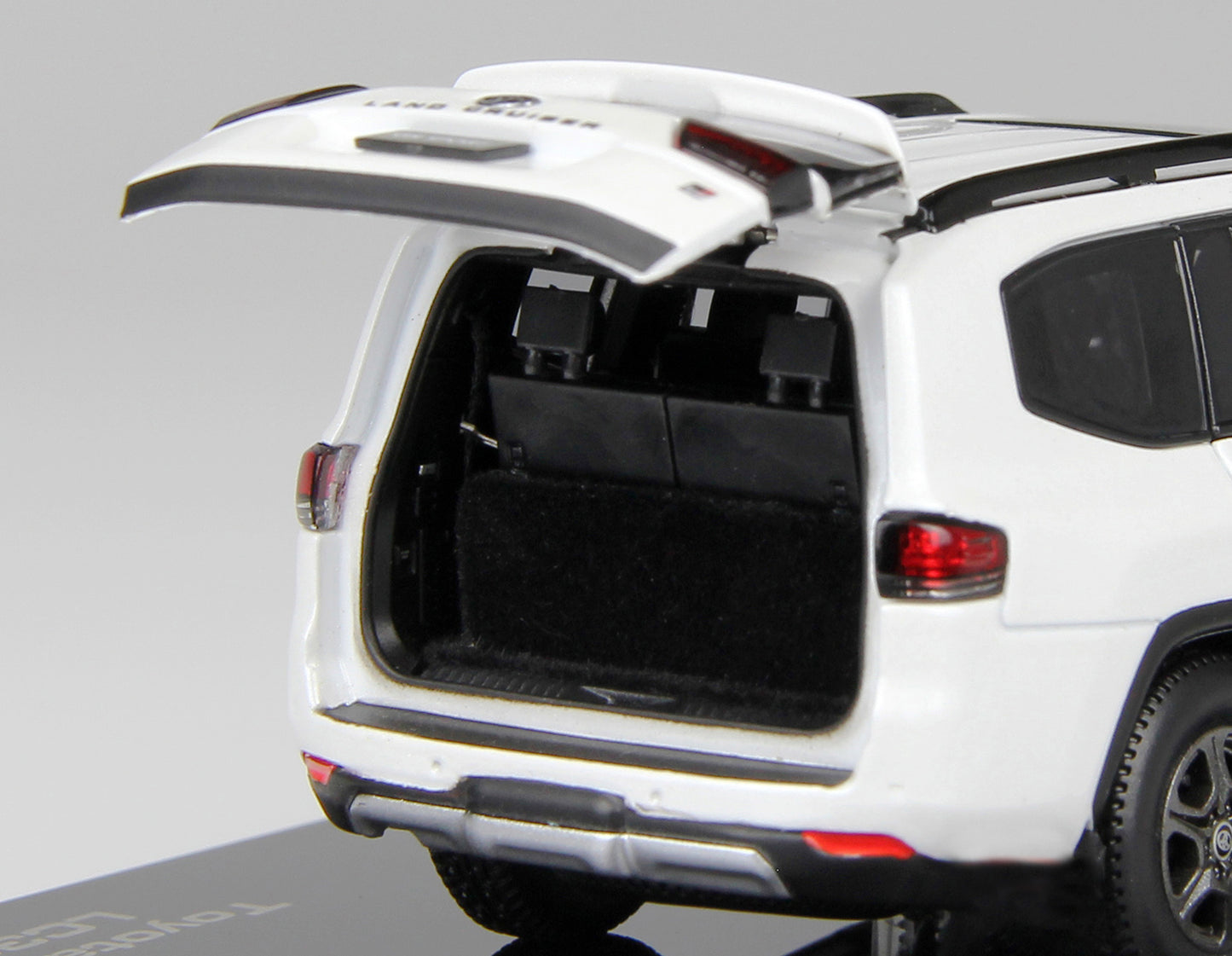 TOYOTA LAND CRUISER 300-GR SPORT WHITE