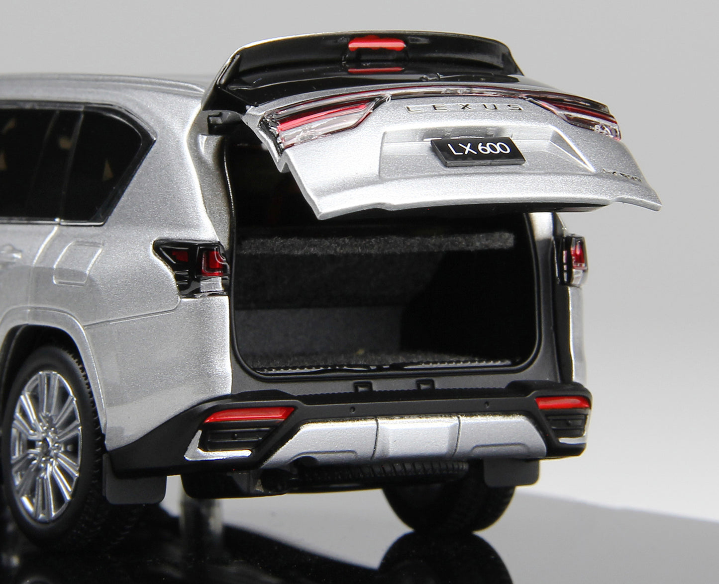 LEXUS LX600 SILVER