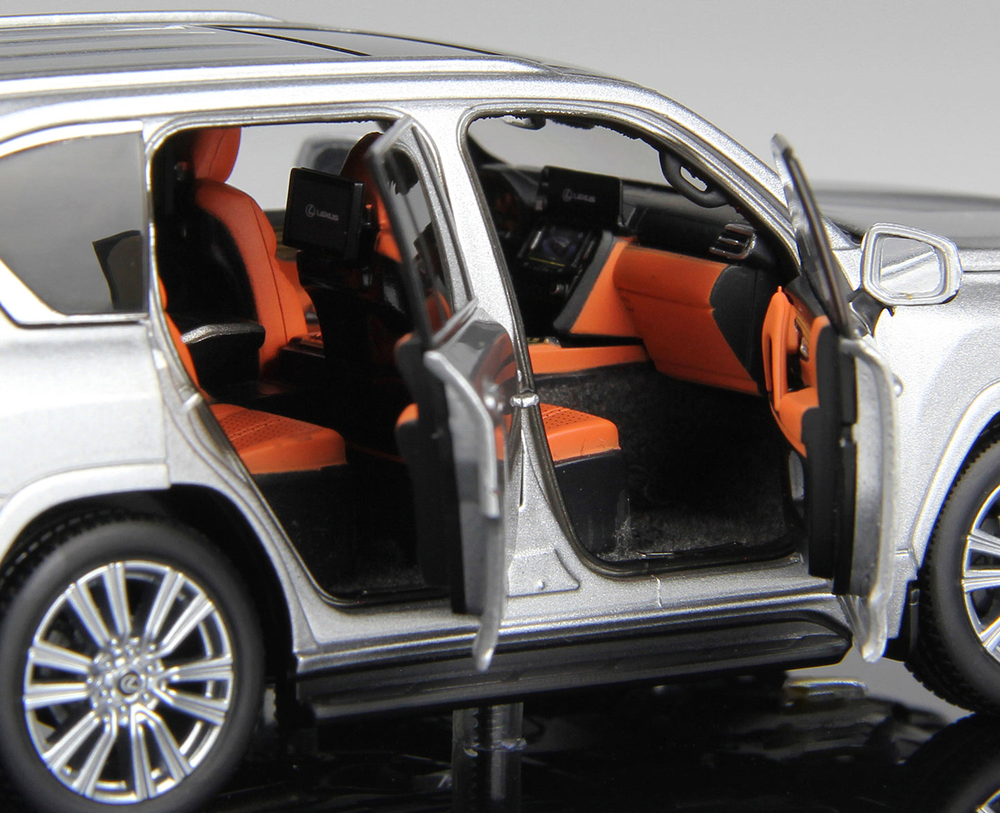 LEXUS LX600 SILVER