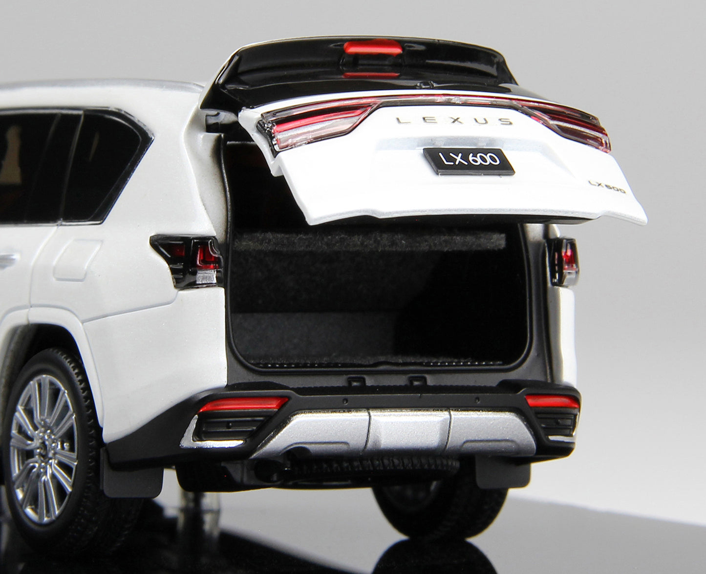 LEXUS LX600 WHITE