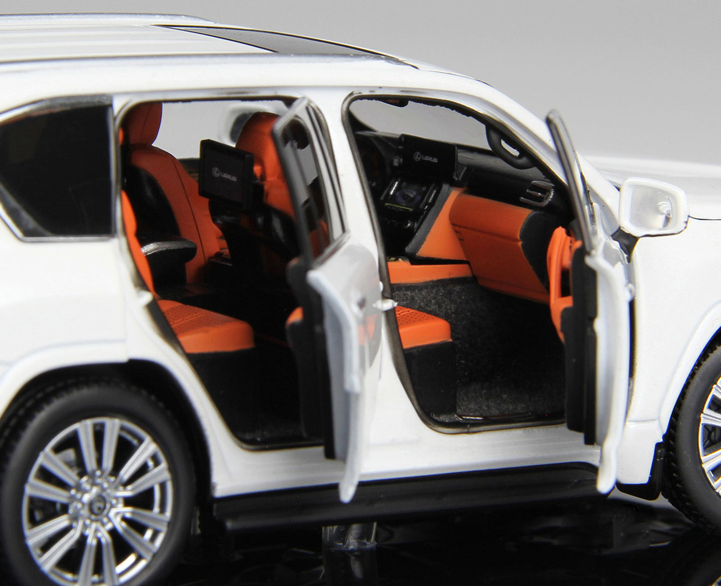 LEXUS LX600 WHITE