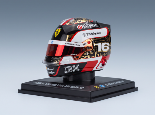 modellino  helmet di Charles Leclerc per il GP di Abu Dhabi 2025 modellino Vroomi, con livrea Ferrari e loghi degli sponsor su supporto da esposizione