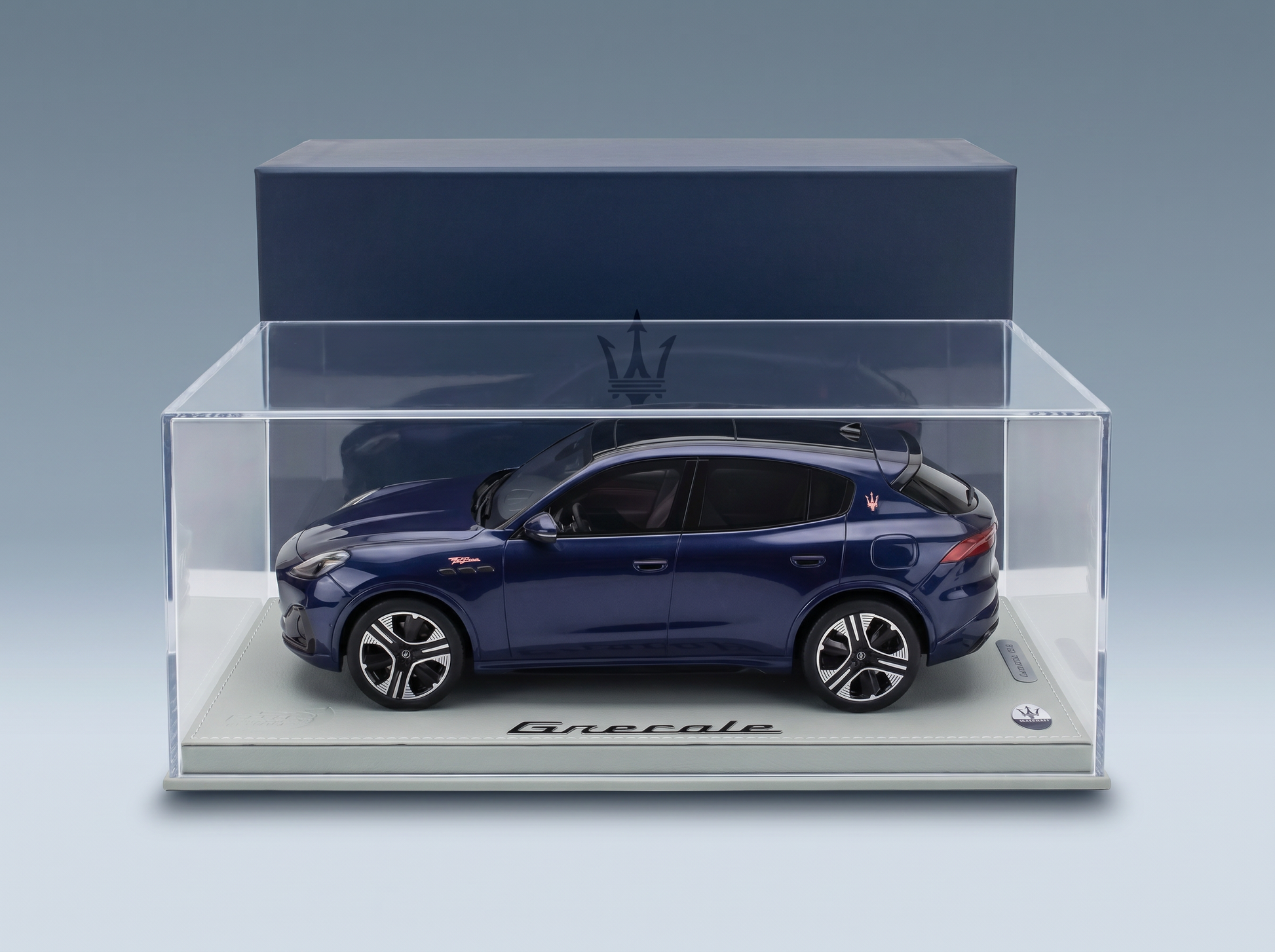 Nano_Banana_Pro_-_Foto_da_studio_di_alta_qualità_di_un_modellino_di_auto_in_scala_1:118__all'interno_del_suo_allestimento_originale_completo_2 - Vroomi