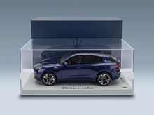 Nano_Banana_Pro_-_Fotografía de estudio de alta calidad de un coche en miniatura a escala 1:118, en su embalaje original completo 2 - Vroomi