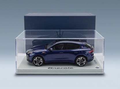 Nano_Banana_Pro_-_Foto_da_studio_di_alta_qualità_di_un_modellino_di_auto_in_scala_1:118__all'interno_del_suo_allestimento_originale_completo_2 - Vroomi