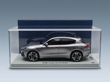 Nano_Banana_Pro_-_Foto_da_studio_di_alta_qualità_di_un_modellino_di_auto_in_scala_1:18__all'interno_del_suo_allestimento_originale_completo_3 - Vroomi