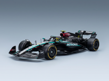 MERCEDES GP - F1 W15 EQ PERFORMANCE TEAM AMG PETRONAS MOTORSPORT N.º 44 TEMPORADA 2024 LEWIS HAMILTON - CON FIGURA DEL PILOTO Y VITRINA - NEGRO, PLATA Y VERDE