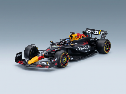 RED BULL  F1  RB20 EQUIPO ORACLE RED BULL N.º 1 CAMPEÓN DEL MUNDO TEMPORADA 2024 MAX VERSTAPPEN - CON PILOTO Y VITRINA - AZUL, AMARILLO Y ROJO