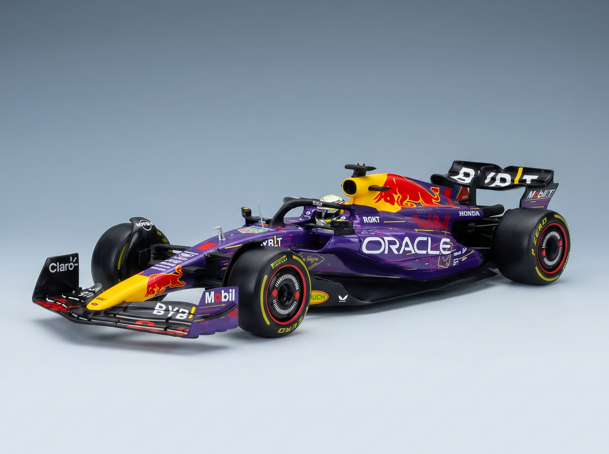 Ein Modellauto von Purple Oracle Red Bull im Maßstab 1:1, detailliert mit Mobil- und Pirelli-Logos, wurde bei Vroomi präsentiert.