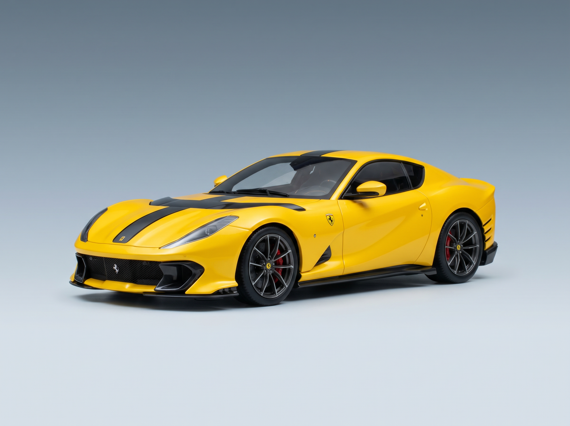 modellino in scala di una Ferrari gialla modellino strisce nere, presentato da Vroomi per i collezionisti.