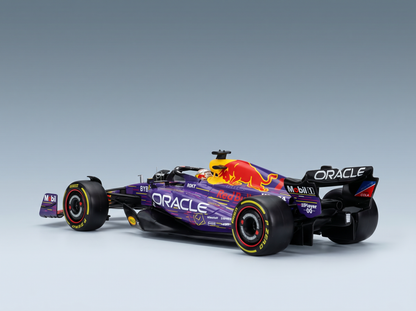 Purple Oracle Red Bull -Modellauto von Vroomi mit detaillierten Sponsorenlogos und P Zero-Reifen.