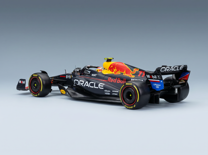 Red Bull -Modellauto, elegantes schwarzes Design mit auffälligem Branding, präsentiert auf der Vroomi