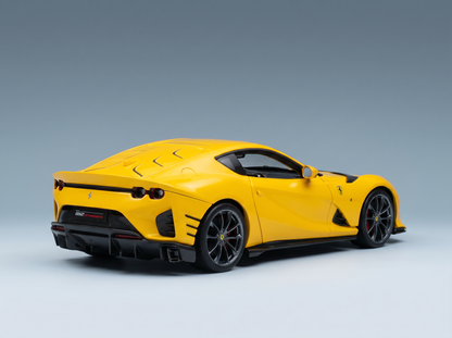 modellino in scala della Ferrari 812 Competizione gialla modellino Vroomi, caratterizzato da un design elegante e da cerchi neri.