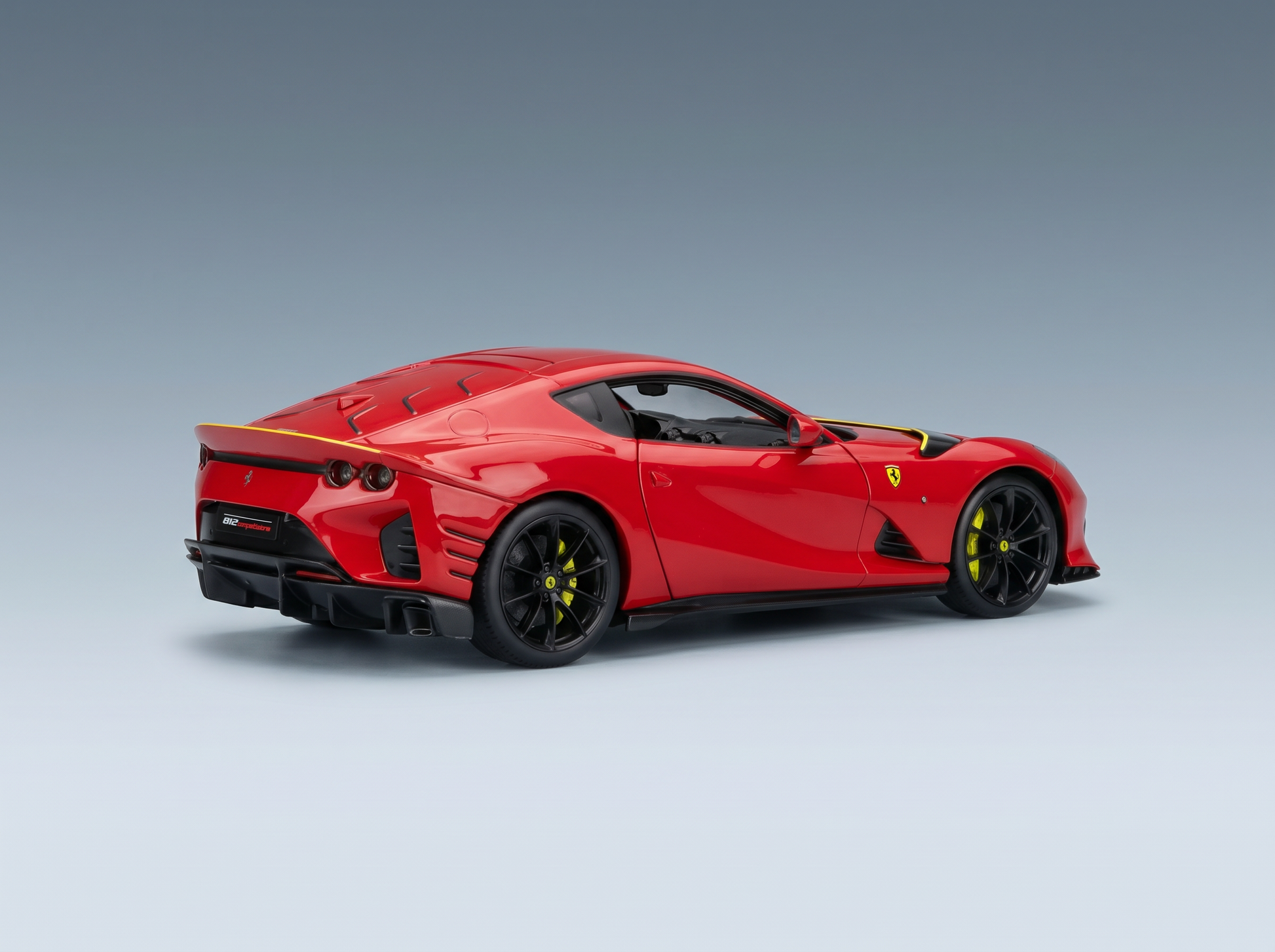 Rotes Ferrari 812 Competizione-Modellauto von Vroomi mit schwarzen Rädern und gelben Akzenten