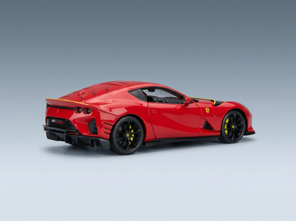 Rotes Ferrari 812 Competizione-Modellauto von Vroomi mit schwarzen Rädern und gelben Akzenten